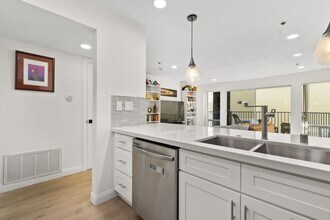 2568 Albatross St in San Diego, CA - Building Photo - Building Photo