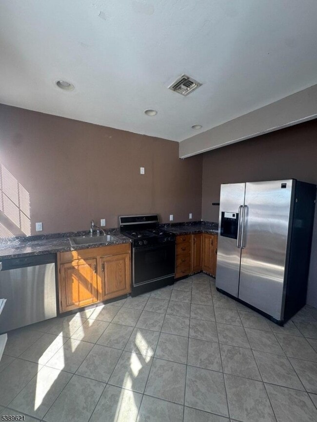 92 Greylock Ave in Belleville, NJ - Building Photo - Building Photo