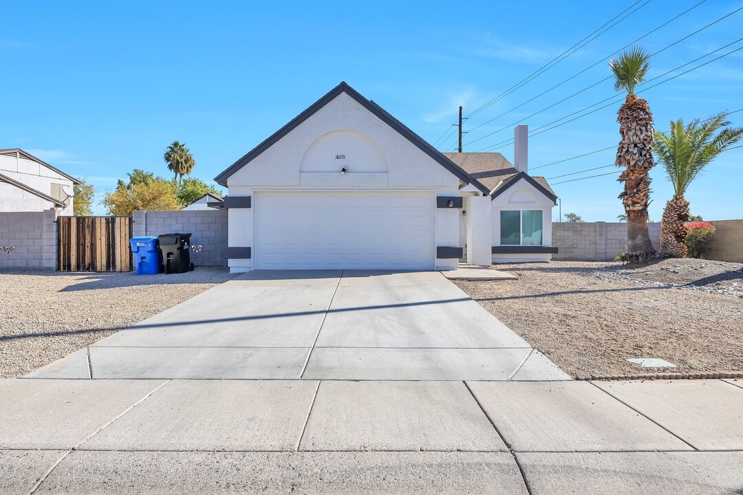 18601 N 48th Ave in Glendale, AZ - Building Photo