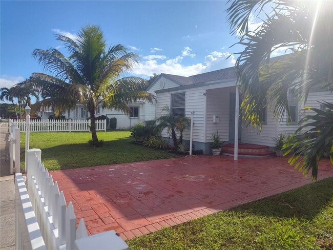 310 SW 1st Ave in Dania Beach, FL - Building Photo - Building Photo