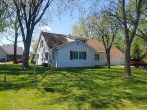 302 Salem St in Mascoutah, IL - Building Photo - Building Photo