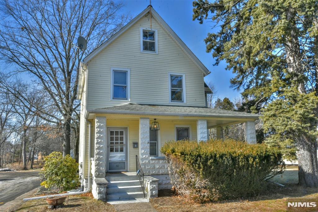 36 Zazzetti St in Waldwick, NJ - Building Photo