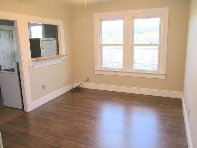 323 Boyleston St, Unit 2nd Floor in Ambridge, PA - Building Photo - Building Photo