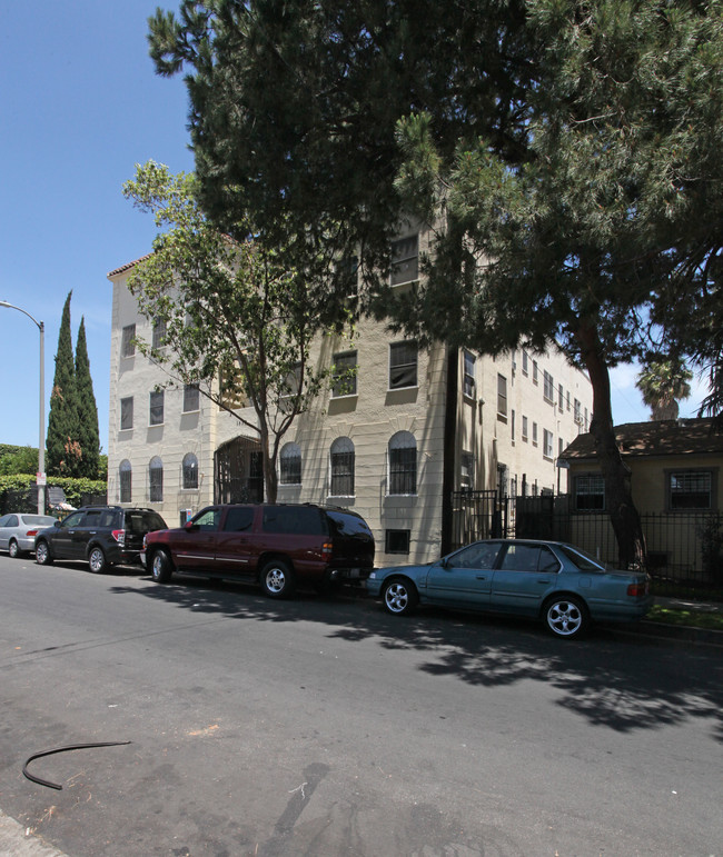 1650 N Serrano Ave in Los Angeles, CA - Foto de edificio - Building Photo