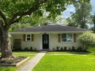 209 Morningside Dr in Friendswood, TX - Building Photo