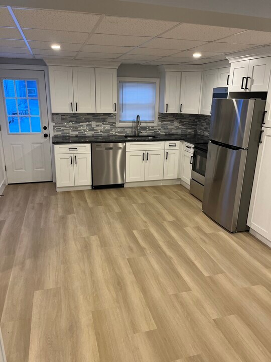 11 Kathy Ann Dr in Narragansett, RI - Building Photo