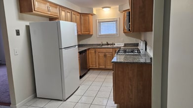 667 Indian Church Rd, Unit APT 3 in West Seneca, NY - Foto de edificio - Building Photo