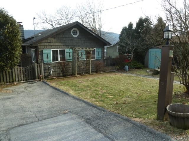 12 Cascade Trail in Greenwood Lake, NY - Foto de edificio - Building Photo