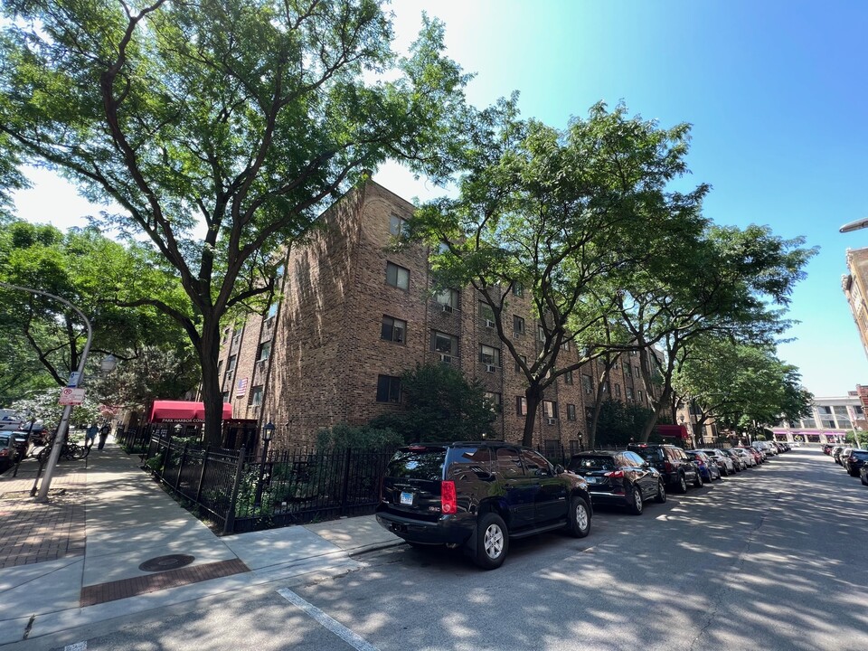 3620 N Pine Grove Ave in Chicago, IL - Building Photo