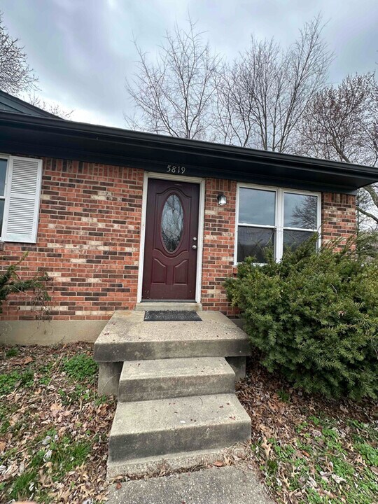5819 Medtree Pl in Louisville, KY - Building Photo