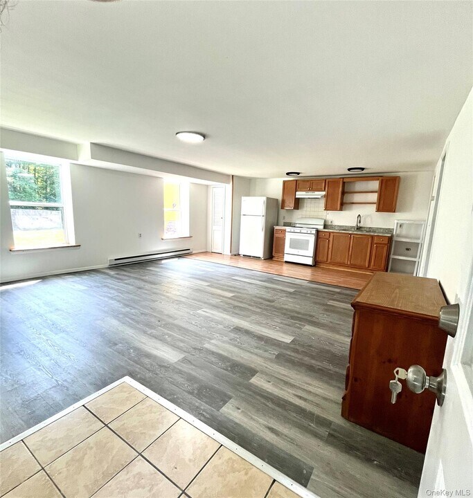 161 White Sulphur Rd in Swan Lake, NY - Building Photo