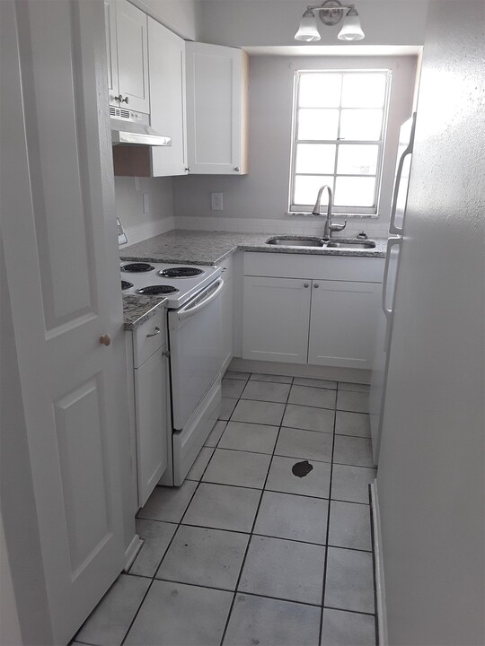 111 SW Madison Cir N-Unit -207 in St. Petersburg, FL - Building Photo