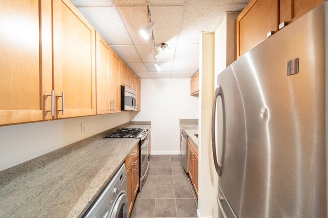227 Christopher Columbus Dr in Jersey City, NJ - Building Photo - Building Photo