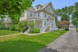 12 Thomas Pl, Unit 3 in New Rochelle, NY - Building Photo