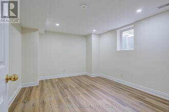 854 Yates Dr in Milton, ON - Building Photo - Building Photo