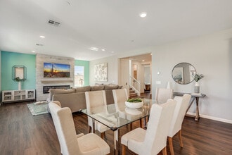 8621 Lake Ashmere Dr in San Diego, CA - Foto de edificio - Building Photo