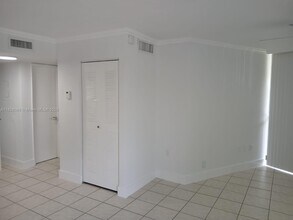 6955 NW 186th St in Hialeah, FL - Building Photo - Building Photo