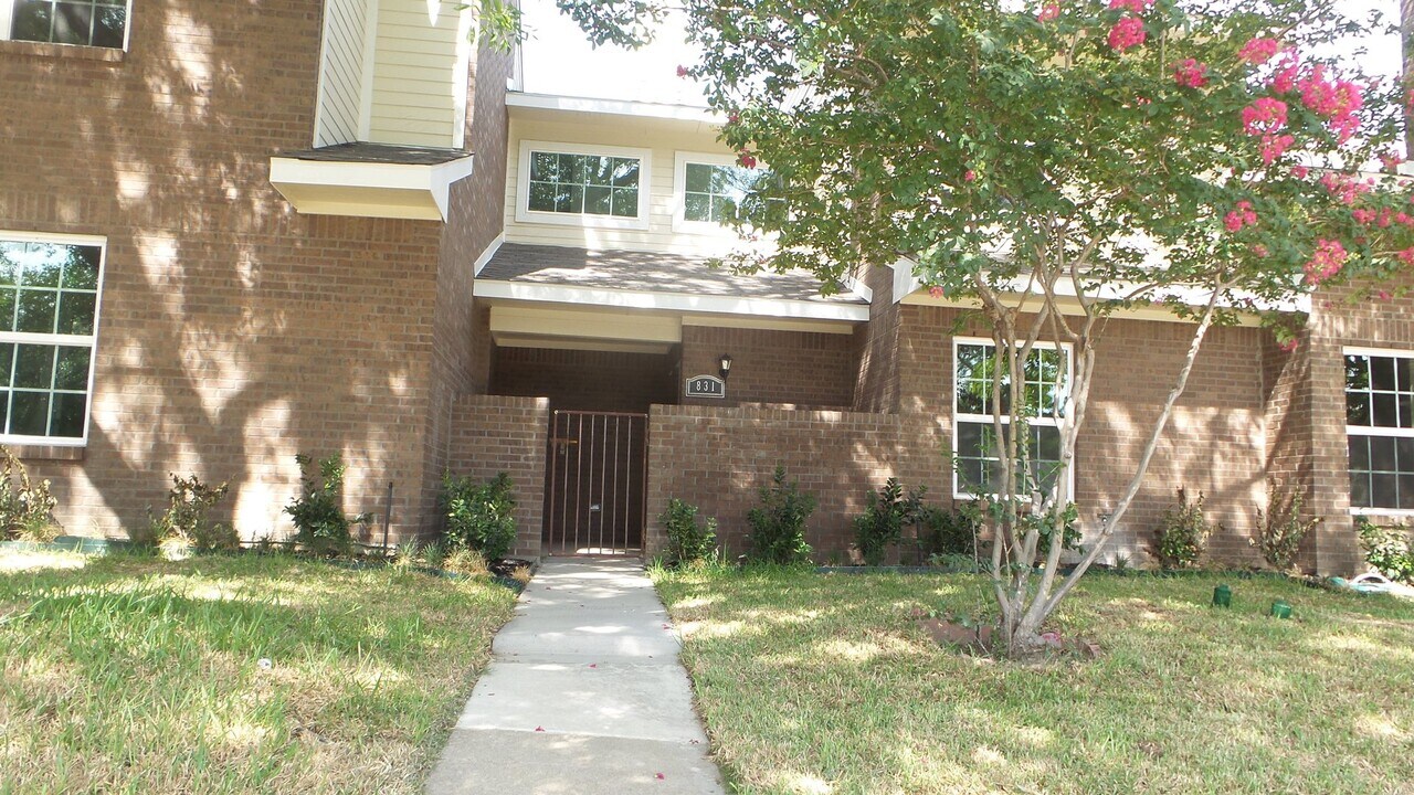 831 Summercreek Dr in Lewisville, TX - Building Photo