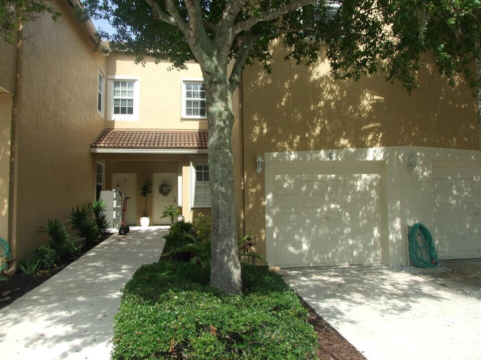 156 Village Blvd in Tequesta, FL - Building Photo