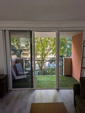 2951 S Bayshore Dr, Unit 407 in Miami, FL - Foto de edificio - Building Photo