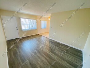 1049 N Mariposa Ave in Los Angeles, CA - Building Photo - Building Photo