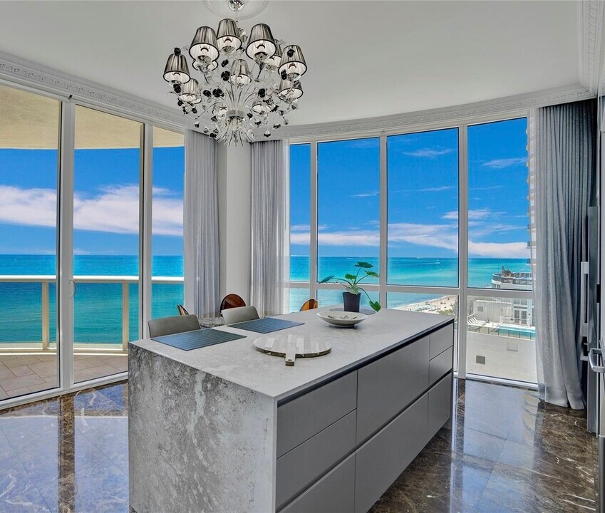15901 Collins Ave, Unit 701 in Sunny Isles Beach, FL - Foto de edificio