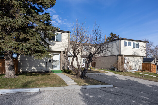 Valleyview in Calgary, AB - Building Photo - Building Photo