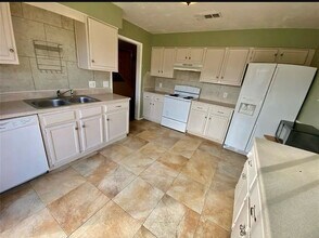 2204 Foxcroft Ln in Arlington, TX - Foto de edificio - Building Photo