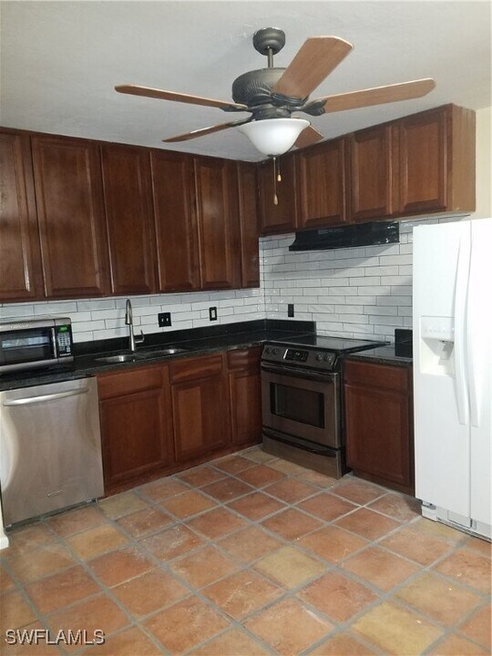 7417 Albany Rd in Ft. Myers, FL - Foto de edificio
