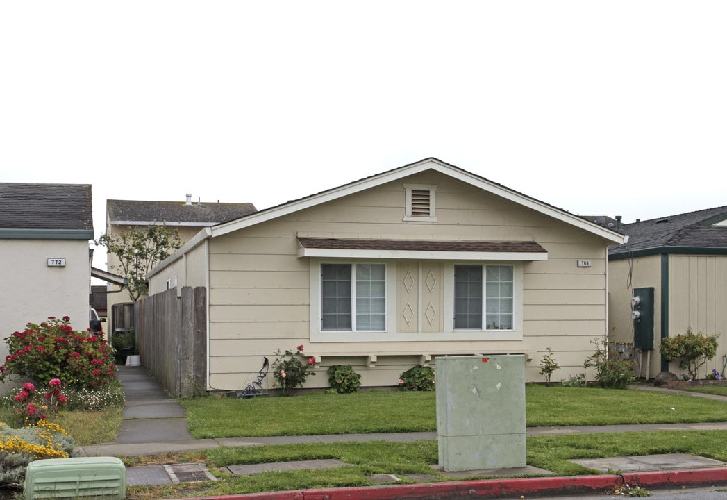 766 Arnold Way in Half Moon Bay, CA - Foto de edificio