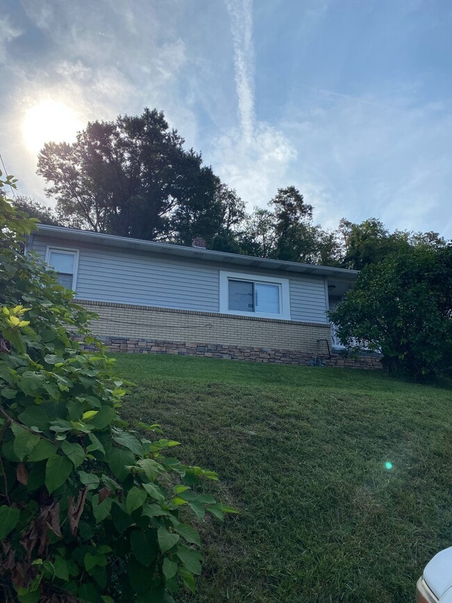 325 Foster Rd in North Versailles, PA - Building Photo - Building Photo