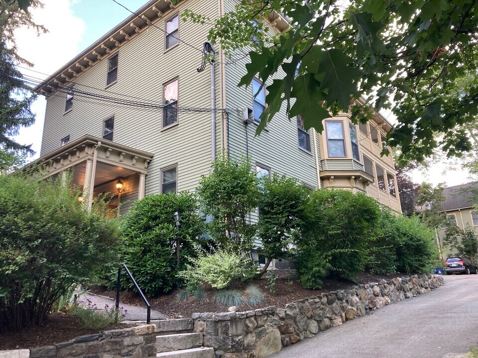 22 Park St in Newton, MA - Building Photo