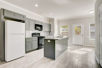 1045 Marcolin St, Unit B in Houston, TX - Foto de edificio - Building Photo