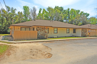 1913 Lansing Dr in Pensacola, FL - Foto de edificio - Building Photo