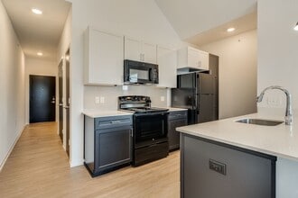 Uptown Square Apartments in Troy, MI - Building Photo - Building Photo