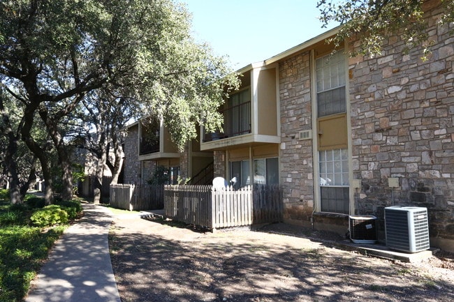 Woodland Ridge in San Antonio, TX - Foto de edificio - Building Photo