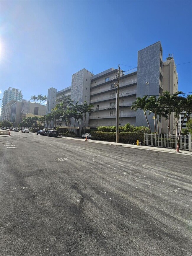 677 NE 24th St in Miami, FL - Building Photo - Building Photo