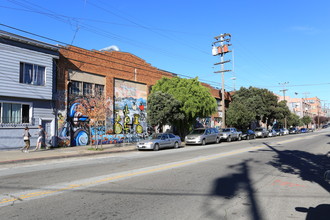 2070 Bryant St in San Francisco, CA - Foto de edificio - Building Photo