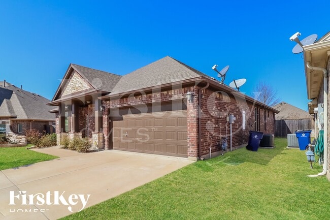 1005 Destrehan Dr in Burleson, TX - Foto de edificio - Building Photo