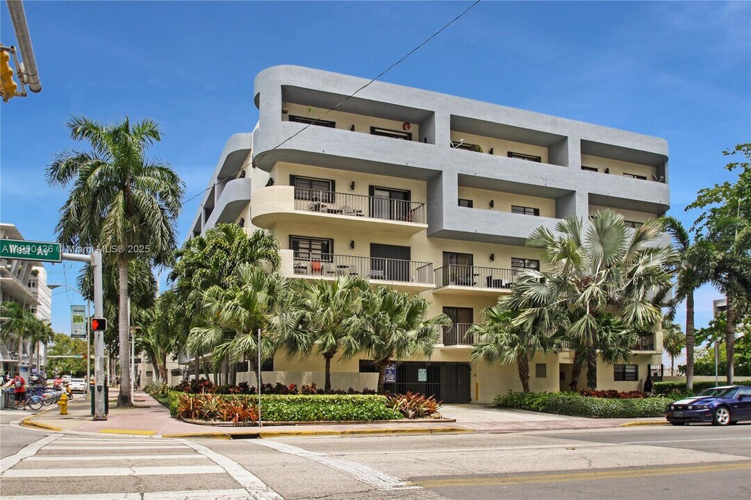 1250 Lincoln Rd in Miami Beach, FL - Building Photo
