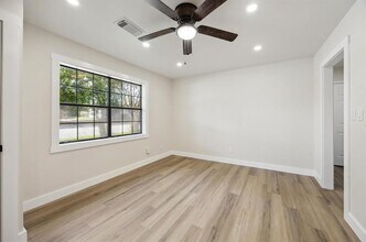 1201 E Alamo St in Brenham, TX - Building Photo - Building Photo