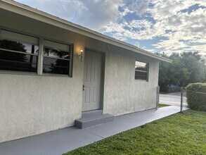 1704 Citation Dr in West Palm Beach, FL - Foto de edificio - Building Photo