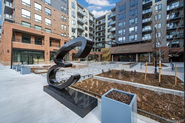 20 Wilcox St in Castle Rock, CO - Foto de edificio - Building Photo