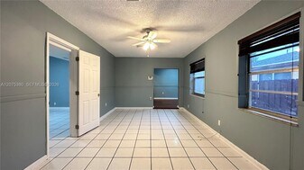 2220 Charleston St in Hollywood, FL - Building Photo