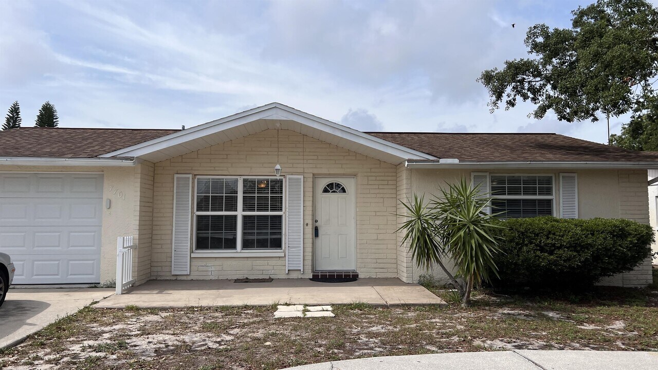 7701 Ironbark Dr in Port Richey, FL - Building Photo