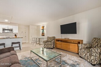 8649 E Royal Palm Rd in Scottsdale, AZ - Foto de edificio - Building Photo