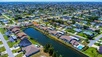 621 SE 15th St in Cape Coral, FL - Foto de edificio - Building Photo