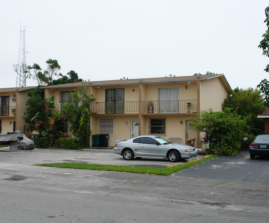 10962-10972 SW 4th St in Miami, FL - Building Photo