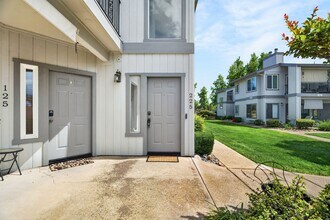 425 Ridgecrest Trail in Redding, CA - Building Photo - Building Photo