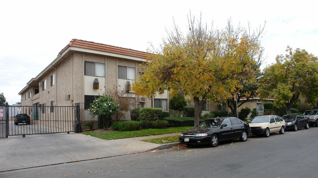 8825 Cedros Ave in Panorama City, CA - Foto de edificio